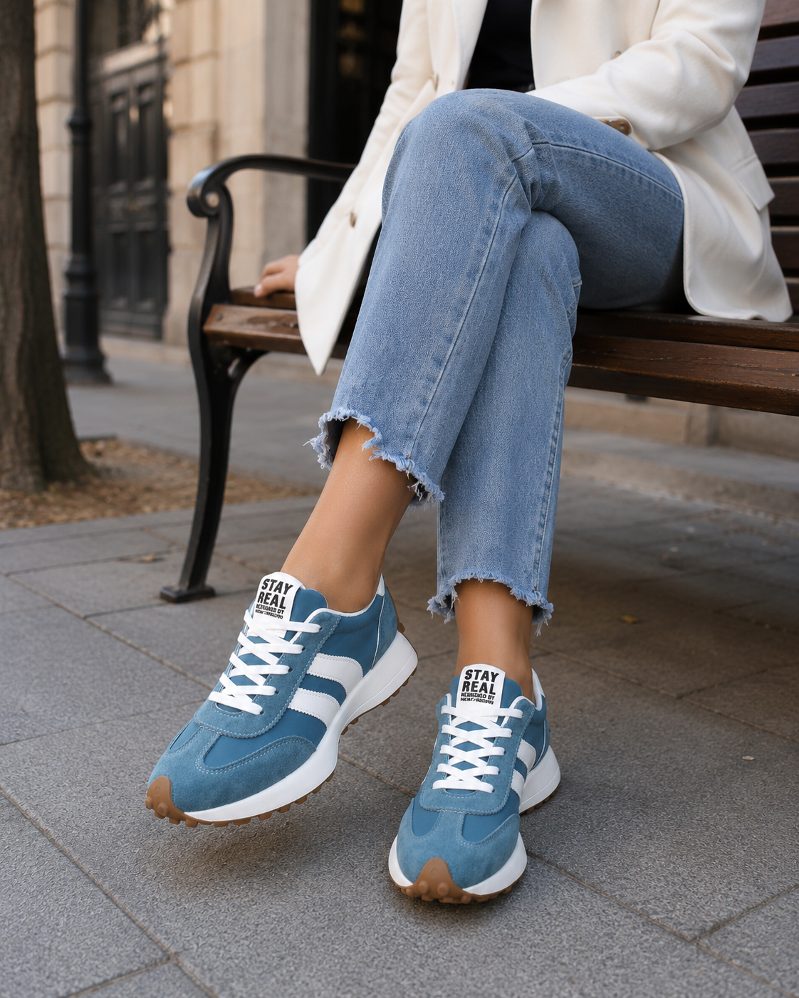 Orthonell Motion Nova™_model_foto_ergonomische_schoen_kleur_blauw_wit