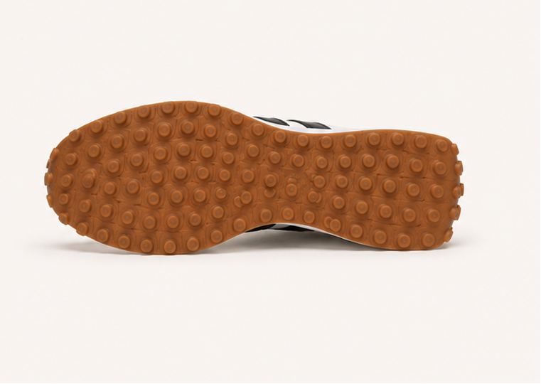Orthonell Motion Nova™_model_foto_ergonomische_schoen_kleur_wit_zwart_beige