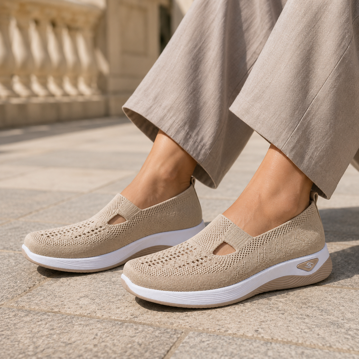 Orthonell Support Flow™_ergonomische_schoen_model_foto_zijaanzicht_kleur_beige_wit